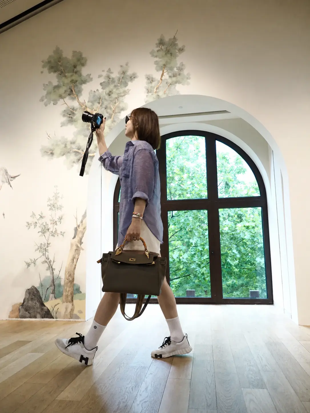 Alicia Dai 在艺术展览空间中拍摄作品